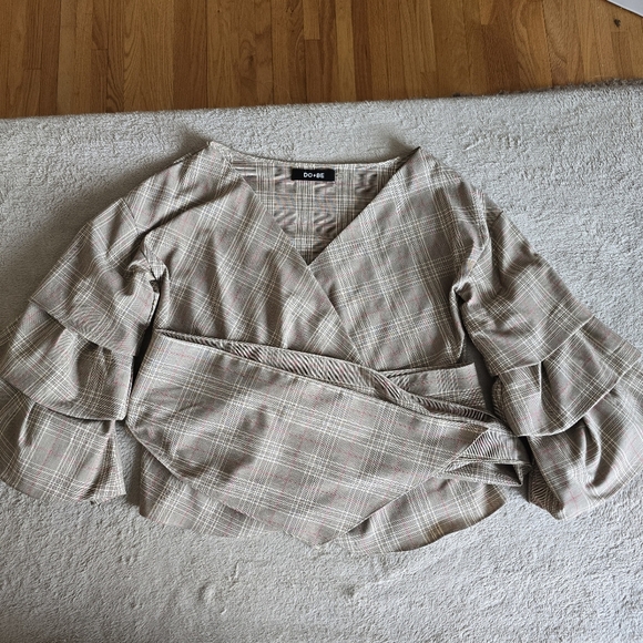 Do+Be Plaid Wrap Top with tiered bell sleeves size medium - Picture 9 of 16